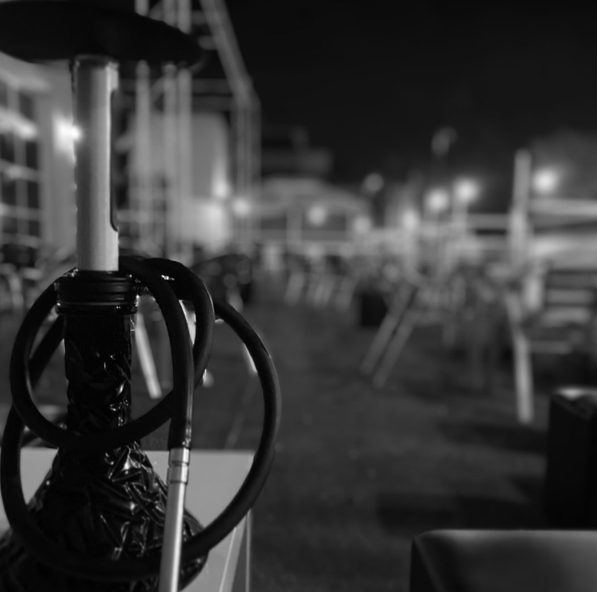 Zona de terraza y cachimbas en Arabian Carthago